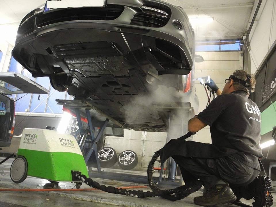 Dampfreinigung am Unterboden eines Porsche auf der Hebebuehne